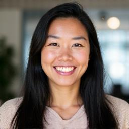 IT業界専門コーチの鈴木美佳氏の明るい笑顔のポートレート。